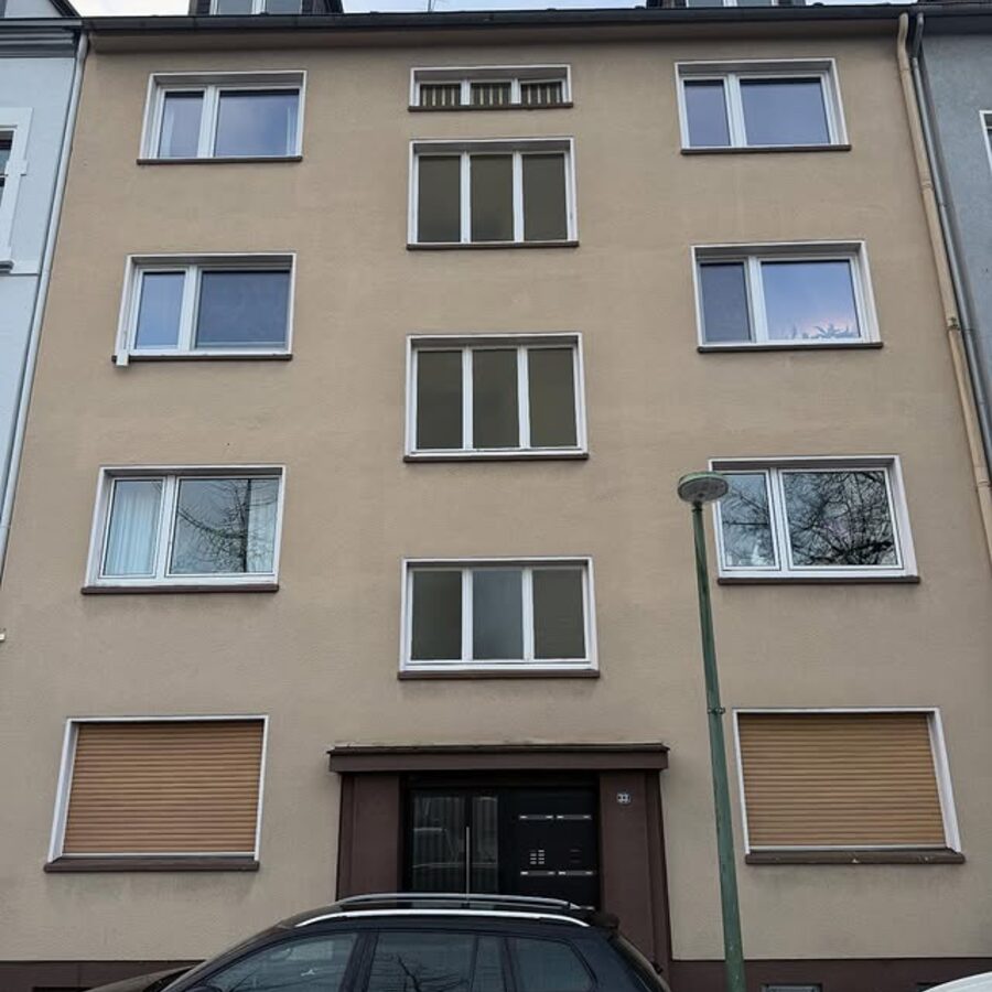 Mehrfamilienhaus-Fassade mit neu eingebauten Fenstern