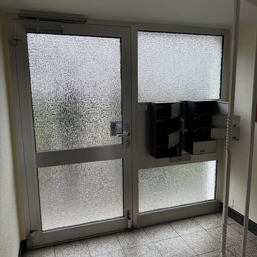 Neue Eingangstüren mit Milchglas in einem Mehrfamilienhaus