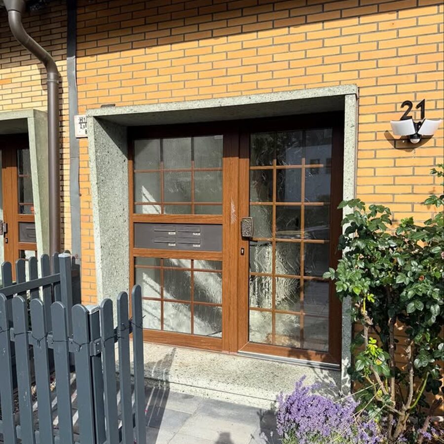 Haustür in Holzoptik an einem Klinkerhaus