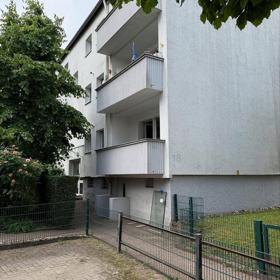 Saniertes Mehrfamilienhaus mit neuen Fenstern