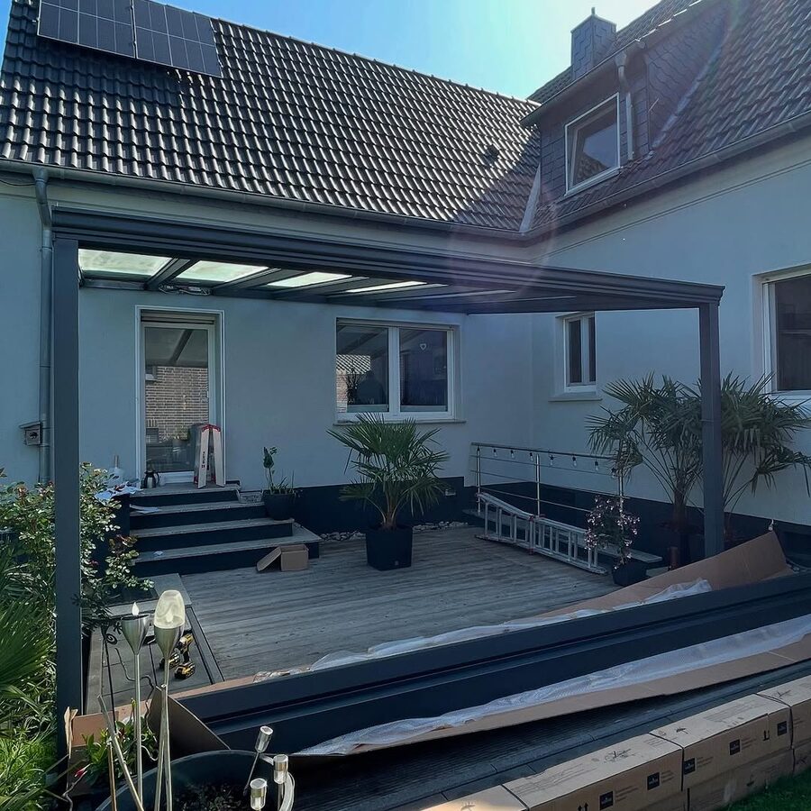 Markise an einer Terrassenüberdachung als Sonnenschutz