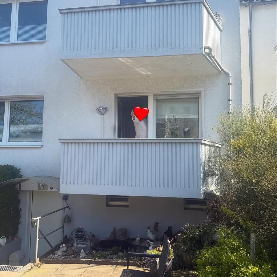 Wohnhaus mit neuen Fenstern und Balkon